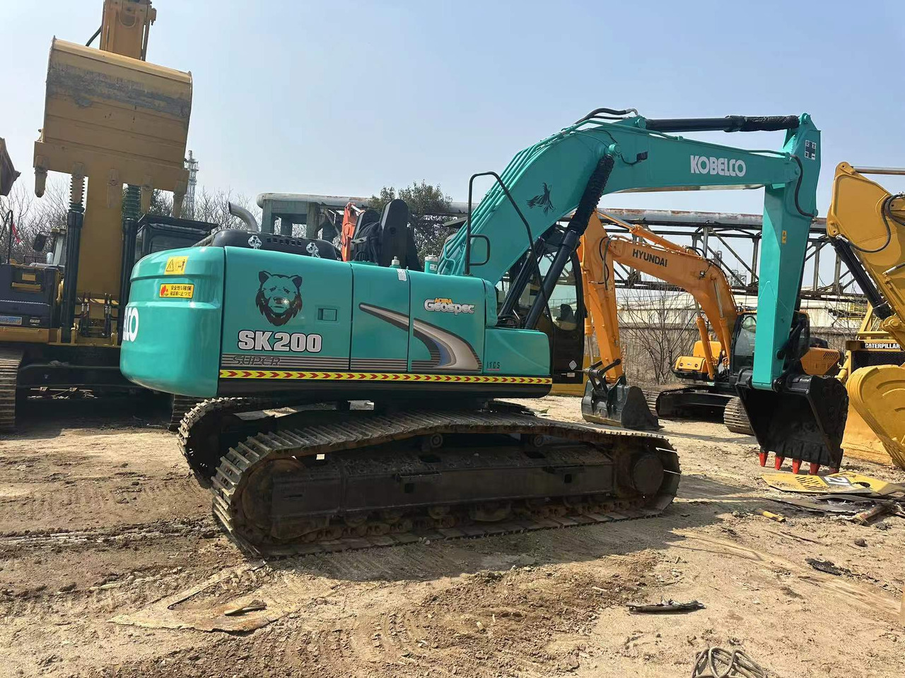 KOBELCO SK200-8 - Kāpurķēžu ekskavators: foto 2 KOBELCO SK200-8 - Kāpurķēžu ekskavators: foto 2