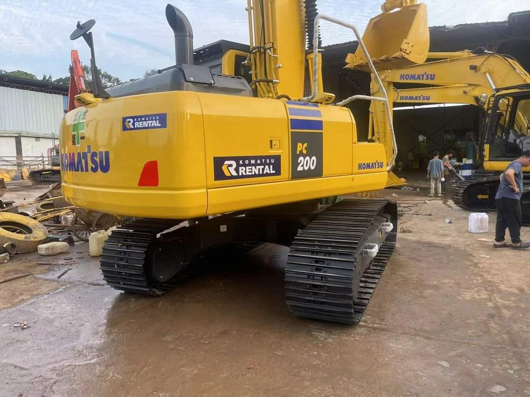 KOMATSU PC200-8 - Kāpurķēžu ekskavators: foto 1 KOMATSU PC200-8 - Kāpurķēžu ekskavators: foto 1