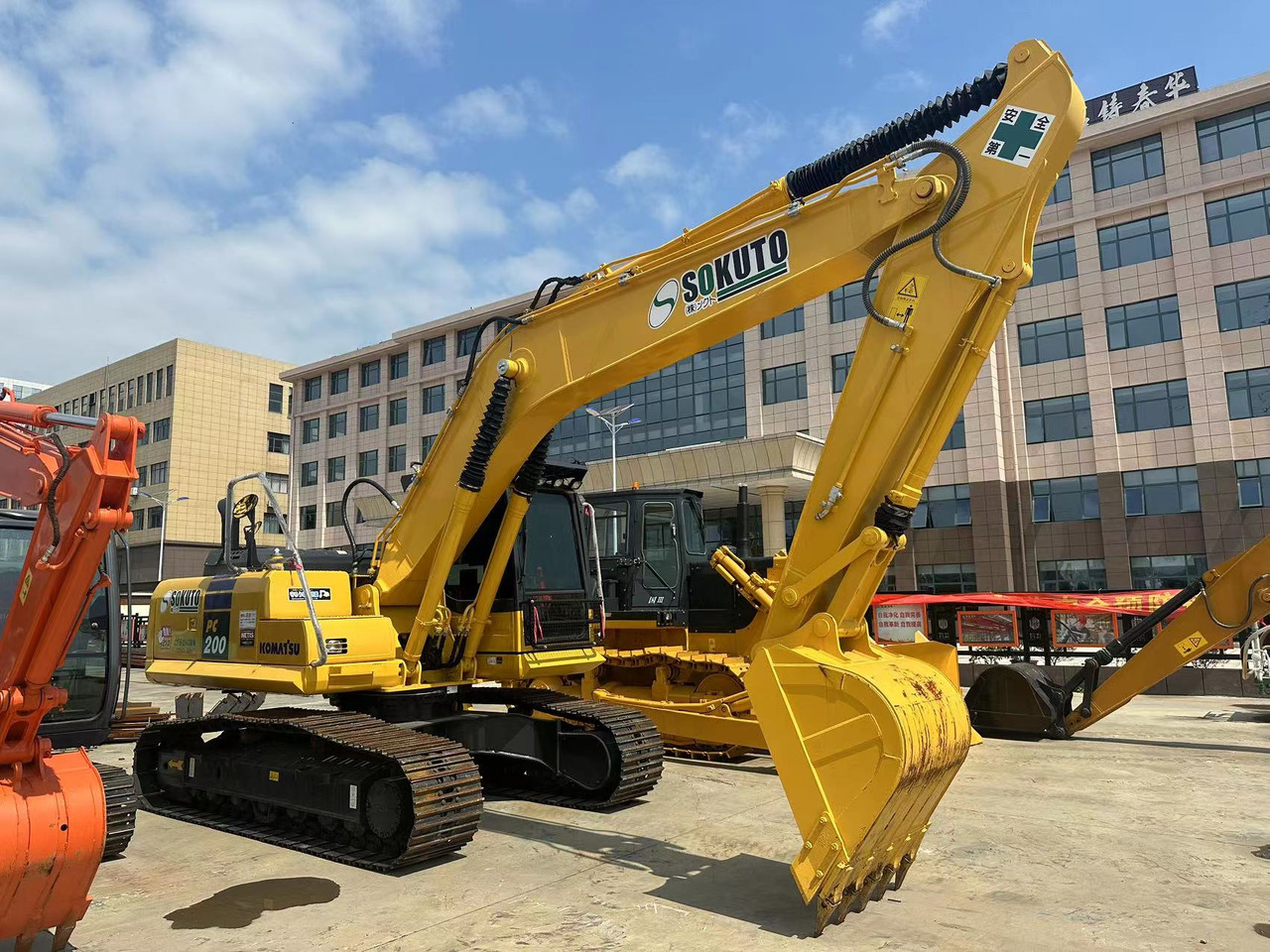 KOMATSU PC200-8N1 - Kāpurķēžu ekskavators: foto 2 KOMATSU PC200-8N1 - Kāpurķēžu ekskavators: foto 2