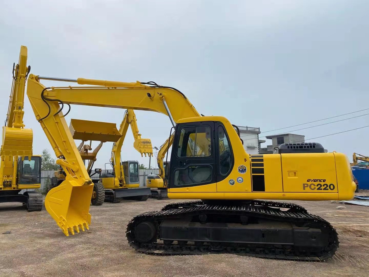KOMATSU PC220-6 - Kāpurķēžu ekskavators: foto 1 KOMATSU PC220-6 - Kāpurķēžu ekskavators: foto 1