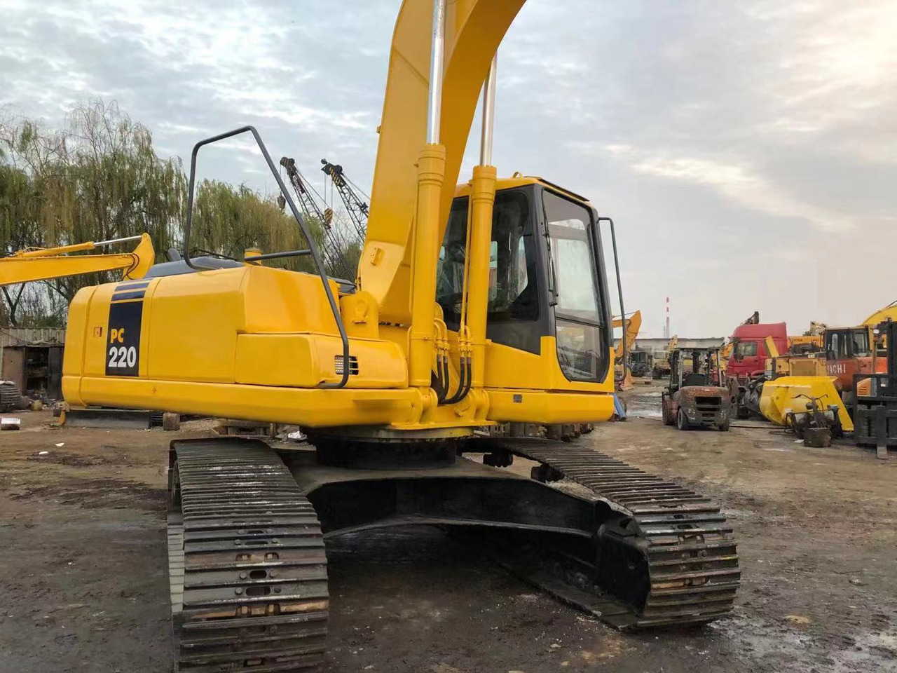 KOMATSU PC220-7 - Kāpurķēžu ekskavators: foto 4 KOMATSU PC220-7 - Kāpurķēžu ekskavators: foto 4