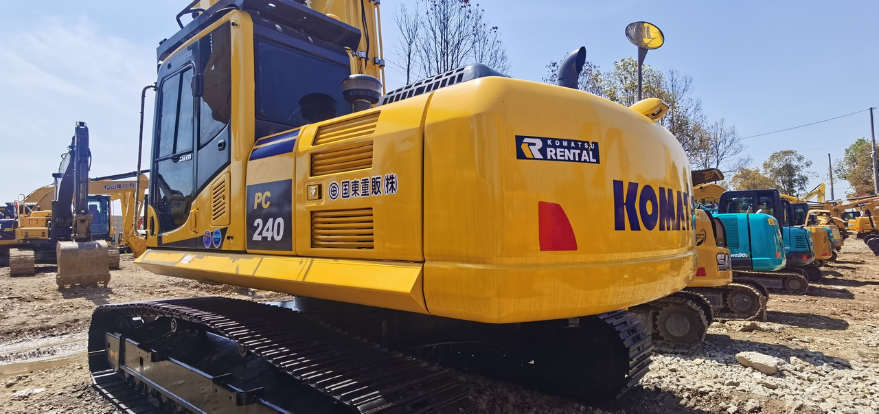KOMATSU PC240-8 - Kāpurķēžu ekskavators: foto 1 KOMATSU PC240-8 - Kāpurķēžu ekskavators: foto 1