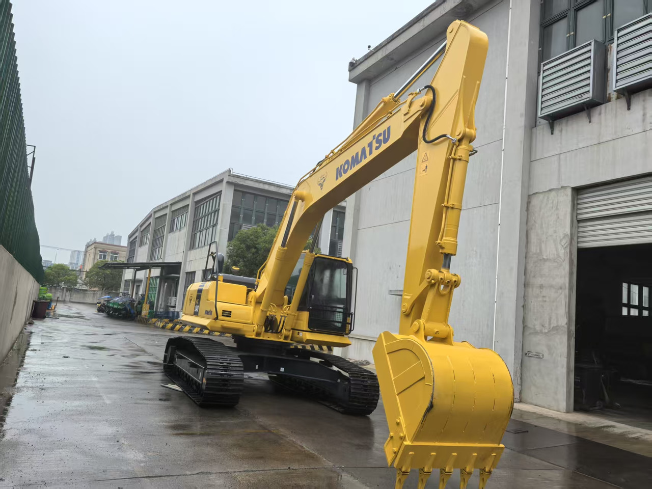 KOMATSU PC240LC-8M0 - Kāpurķēžu ekskavators: foto 1 KOMATSU PC240LC-8M0 - Kāpurķēžu ekskavators: foto 1