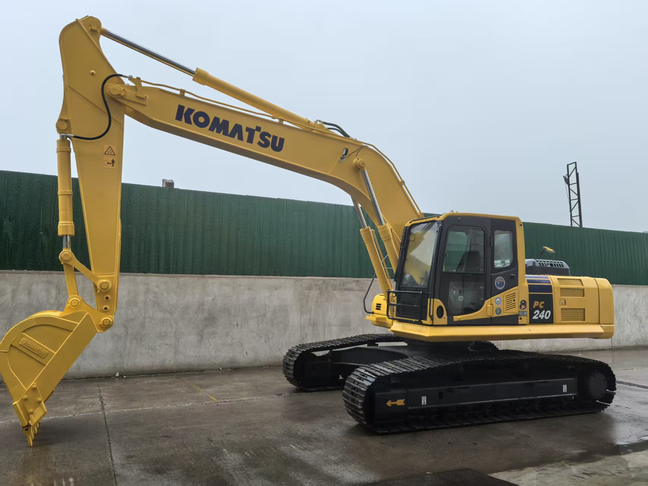 KOMATSU PC240LC-8M0 - Kāpurķēžu ekskavators: foto 4 KOMATSU PC240LC-8M0 - Kāpurķēžu ekskavators: foto 4