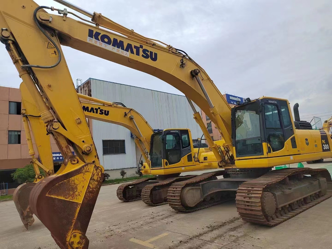 KOMATSU PC300-8 - Kāpurķēžu ekskavators: foto 1 KOMATSU PC300-8 - Kāpurķēžu ekskavators: foto 1