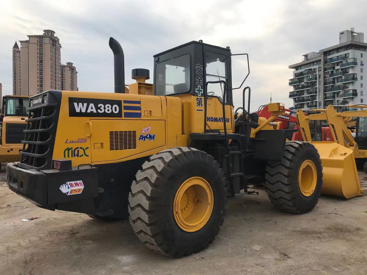 KOMATSU WA380-3 - Riteņu iekrāvējs: foto 1 KOMATSU WA380-3 - Riteņu iekrāvējs: foto 1