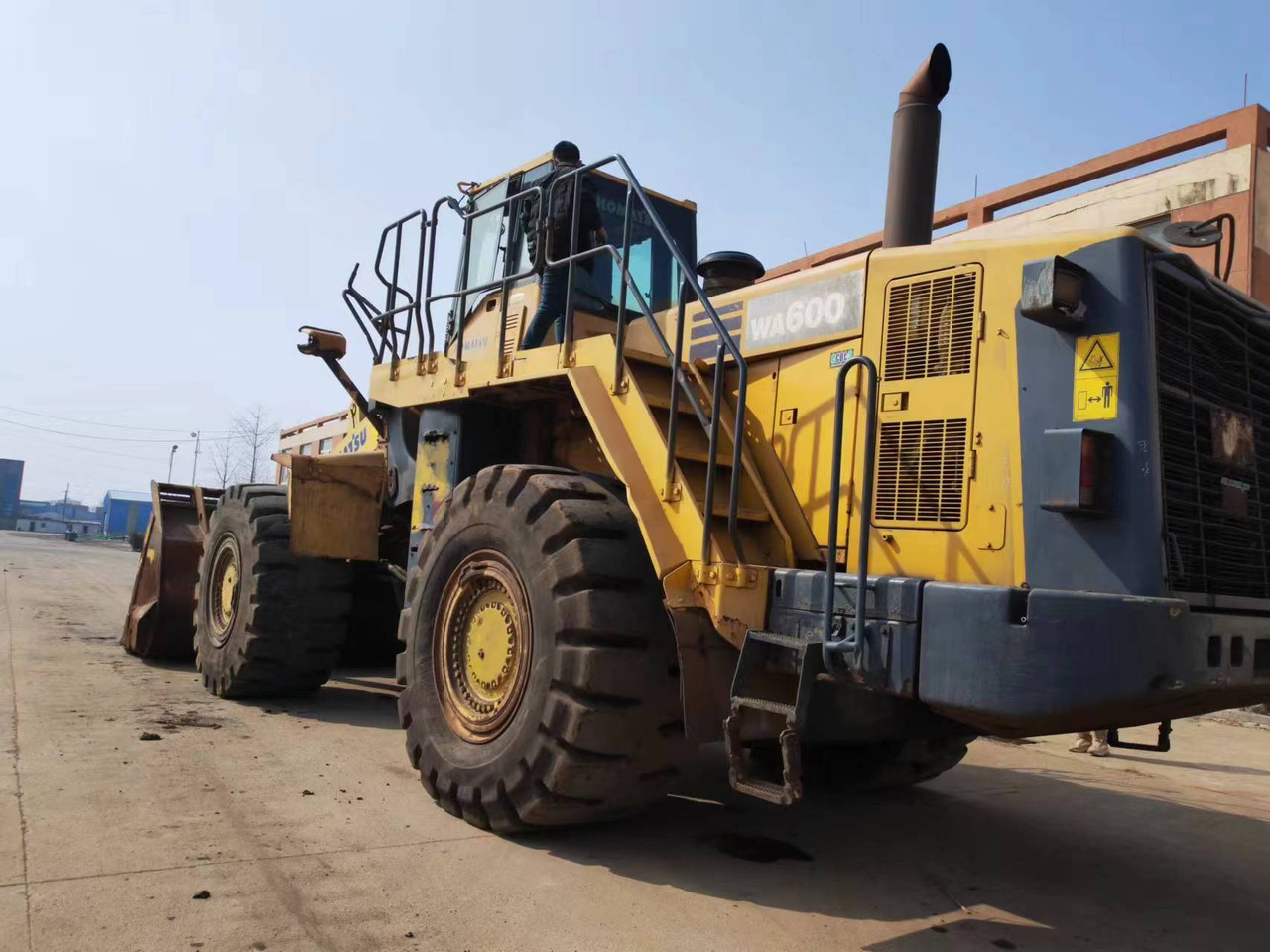 KOMATSU WA600-6 - Riteņu iekrāvējs: foto 2 KOMATSU WA600-6 - Riteņu iekrāvējs: foto 2