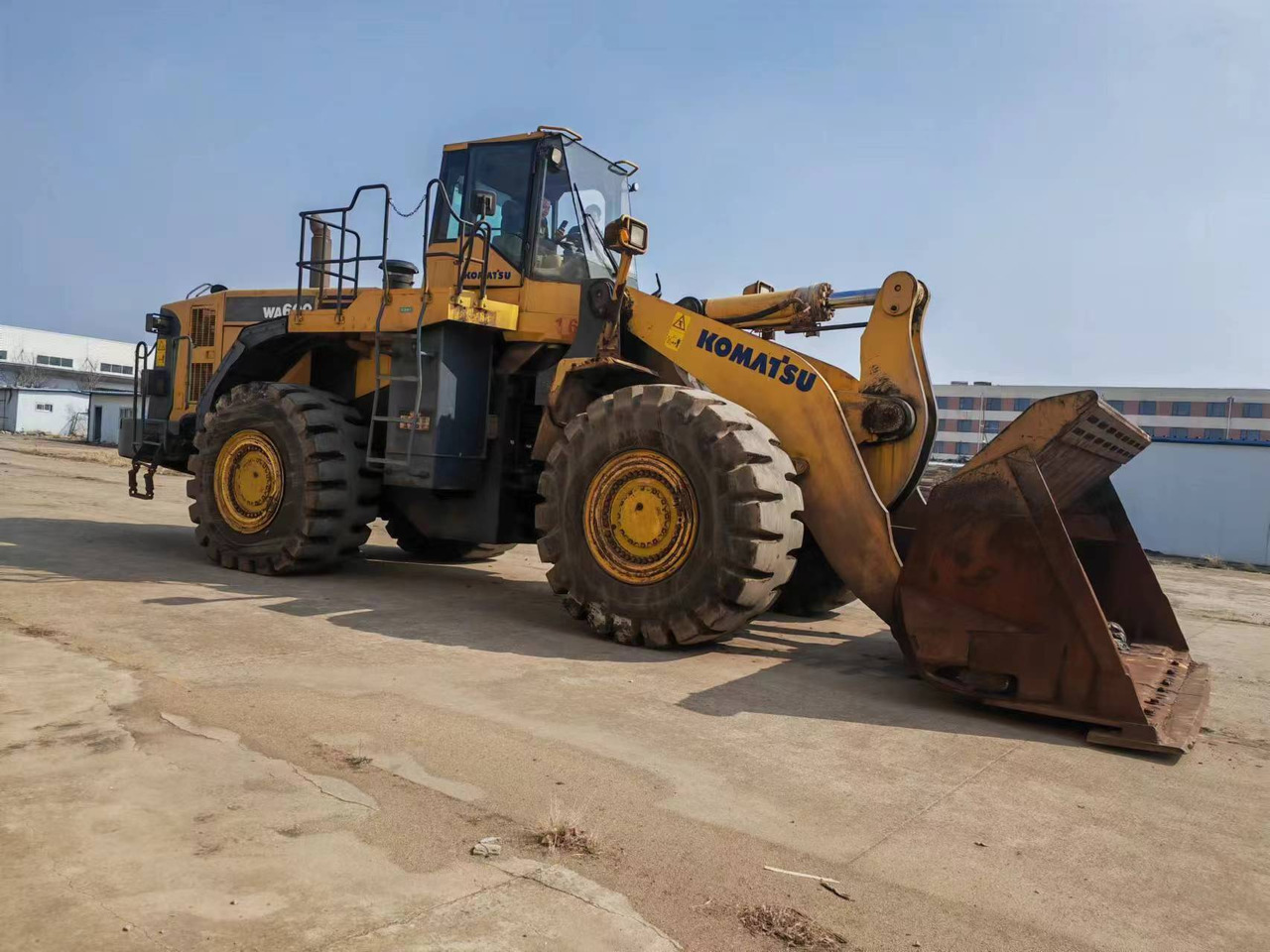 KOMATSU WA600-6 - Riteņu iekrāvējs: foto 1 KOMATSU WA600-6 - Riteņu iekrāvējs: foto 1