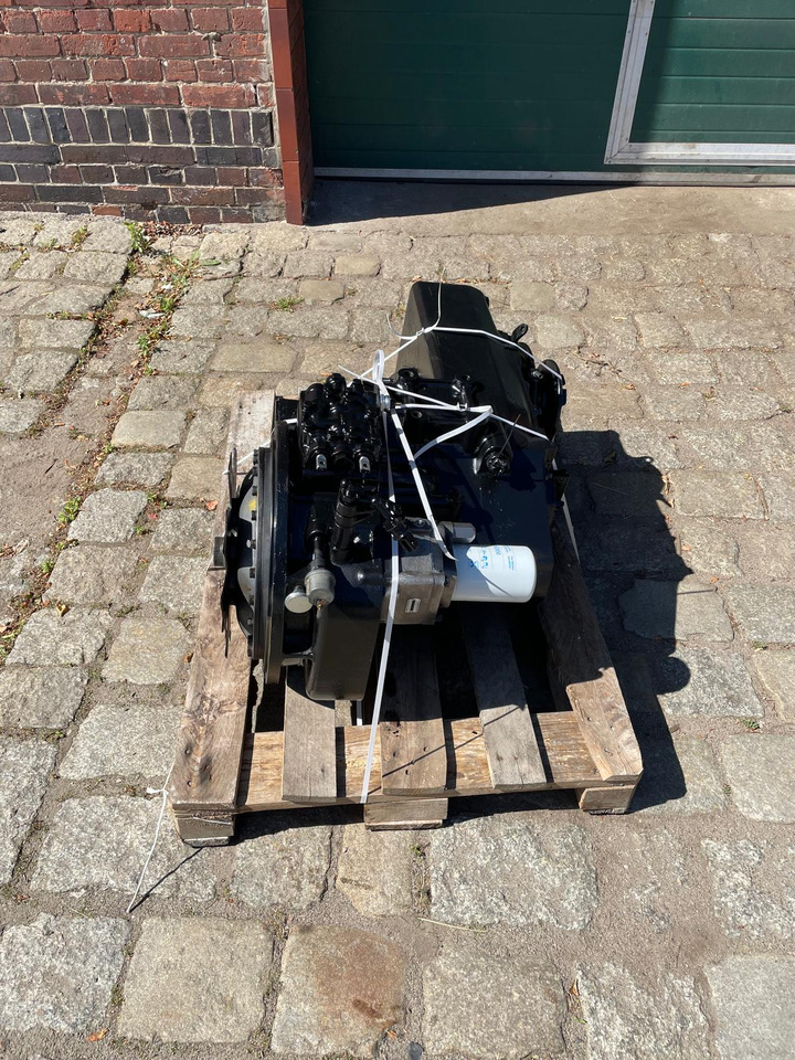 Clark Hurth 12.6HR18627-8 - Pārnesumkārba - Celtniecības tehnika: foto 3 Clark Hurth 12.6HR18627-8 - Pārnesumkārba - Celtniecības tehnika: foto 3