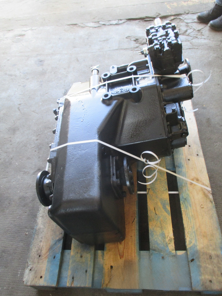 R24346-8 Clark Hurth - Pārnesumkārba - Celtniecības tehnika: foto 2 R24346-8 Clark Hurth - Pārnesumkārba - Celtniecības tehnika: foto 2