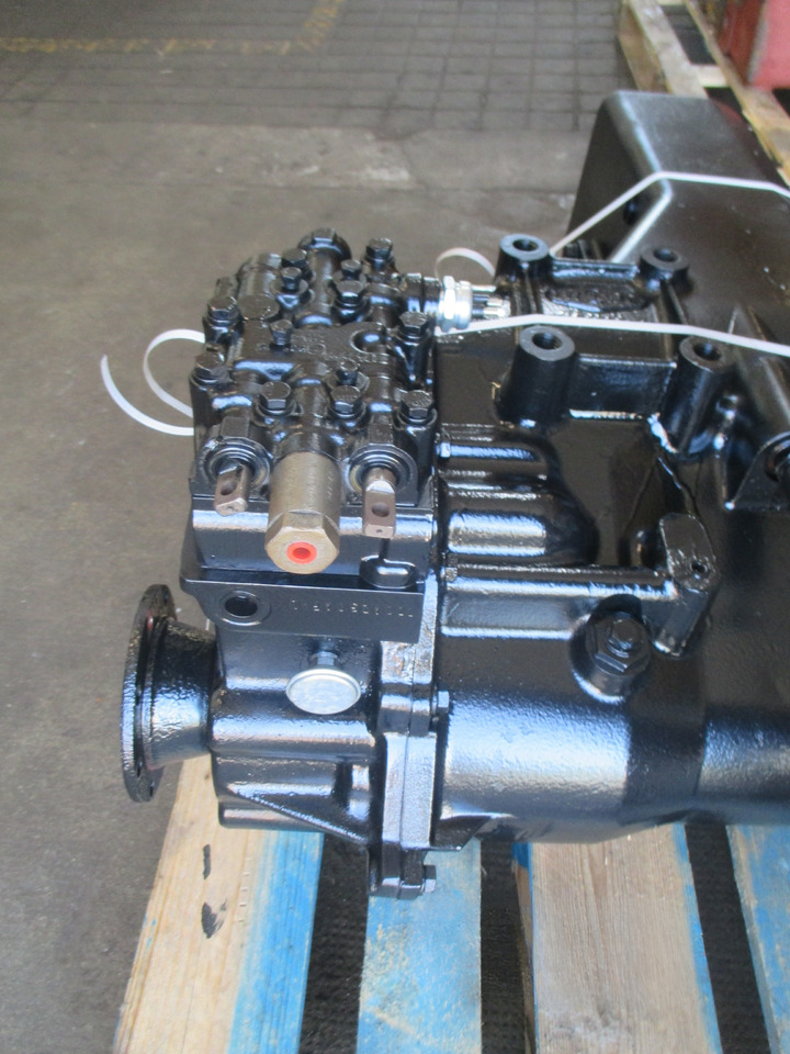 R24346-8 Clark Hurth - Pārnesumkārba - Celtniecības tehnika: foto 4 R24346-8 Clark Hurth - Pārnesumkārba - Celtniecības tehnika: foto 4