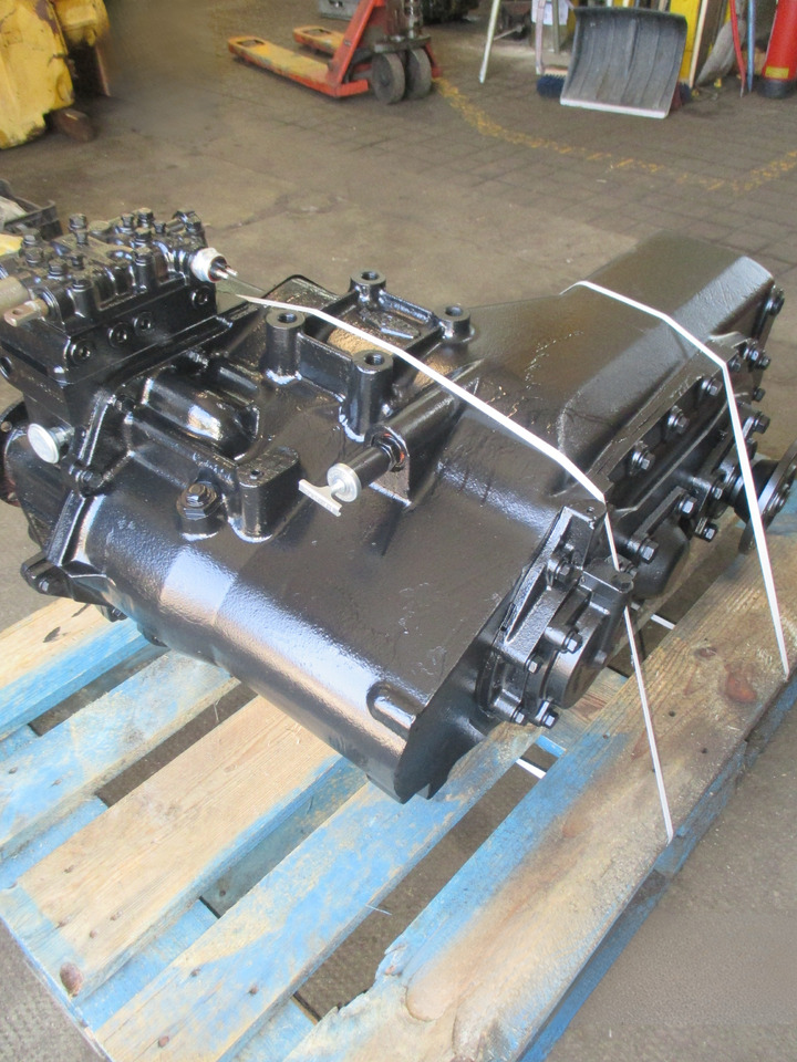 R24346-8 Clark Hurth - Pārnesumkārba - Celtniecības tehnika: foto 3 R24346-8 Clark Hurth - Pārnesumkārba - Celtniecības tehnika: foto 3