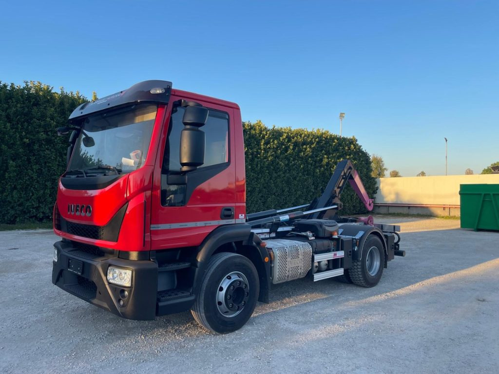 IVECO EUROCARGO 160E32 CON SCARRABILE NUOVO - Pacēlājs ar āķi: foto 1 IVECO EUROCARGO 160E32 CON SCARRABILE NUOVO - Pacēlājs ar āķi: foto 1