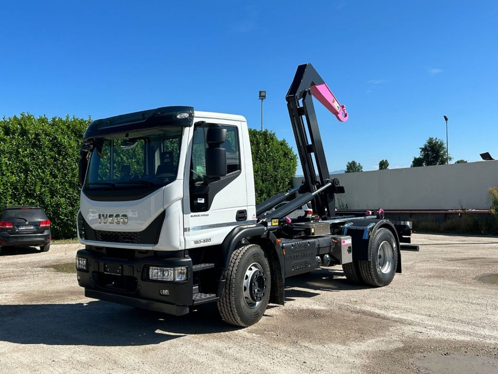 IVECO EUROCARGO 180E32K NUOVO SCARRABILE - Pacēlājs ar āķi: foto 1 IVECO EUROCARGO 180E32K NUOVO SCARRABILE - Pacēlājs ar āķi: foto 1
