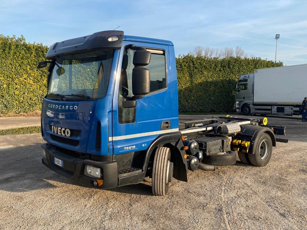 IVECO EUROCARGO 75E18 SCARRABILE - Pacēlājs ar āķi: foto 1 IVECO EUROCARGO 75E18 SCARRABILE - Pacēlājs ar āķi: foto 1