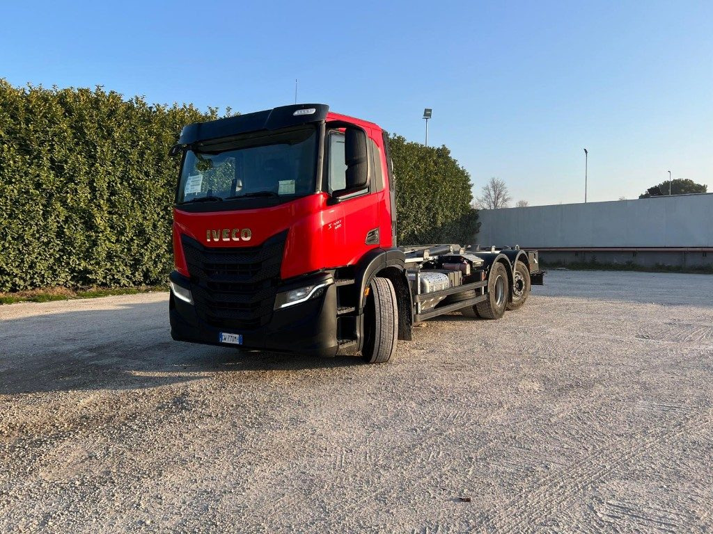 IVECO X-WAY AD260 NUOVO TARGATO SCARRABILE - Pacēlājs ar āķi: foto 1 IVECO X-WAY AD260 NUOVO TARGATO SCARRABILE - Pacēlājs ar āķi: foto 1