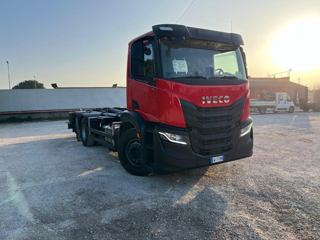 IVECO X-WAY AD260 NUOVO TARGATO SCARRABILE - Pacēlājs ar āķi: foto 2 IVECO X-WAY AD260 NUOVO TARGATO SCARRABILE - Pacēlājs ar āķi: foto 2