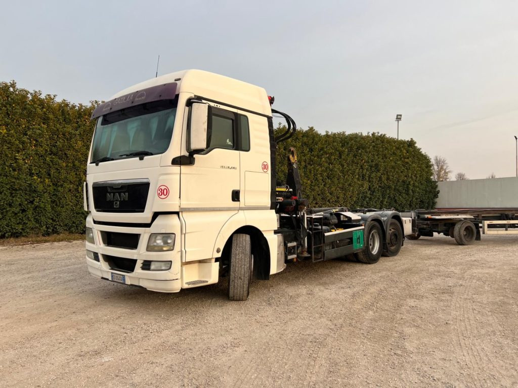 MAN TGX 26.440 SCARRABILE CON GRU - Pacēlājs ar āķi: foto 1 MAN TGX 26.440 SCARRABILE CON GRU - Pacēlājs ar āķi: foto 1