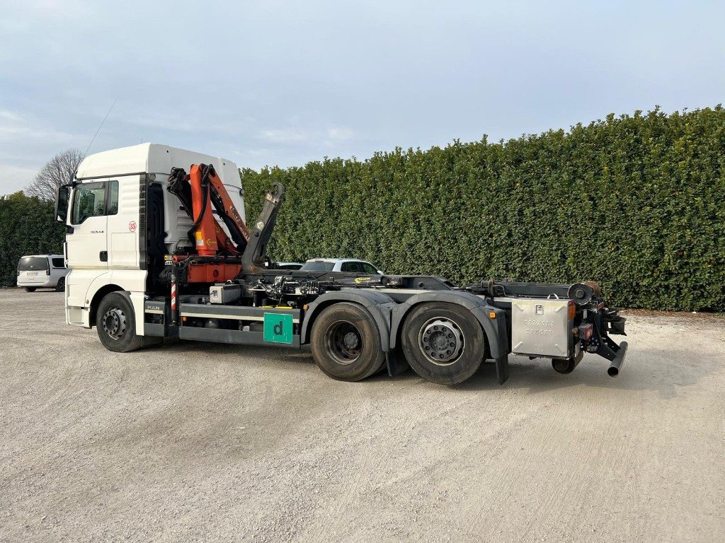 MAN TGX 26.480 SCARRABILE CON GRU DIETRO CABINA - Pacēlājs ar āķi: foto 4 MAN TGX 26.480 SCARRABILE CON GRU DIETRO CABINA - Pacēlājs ar āķi: foto 4