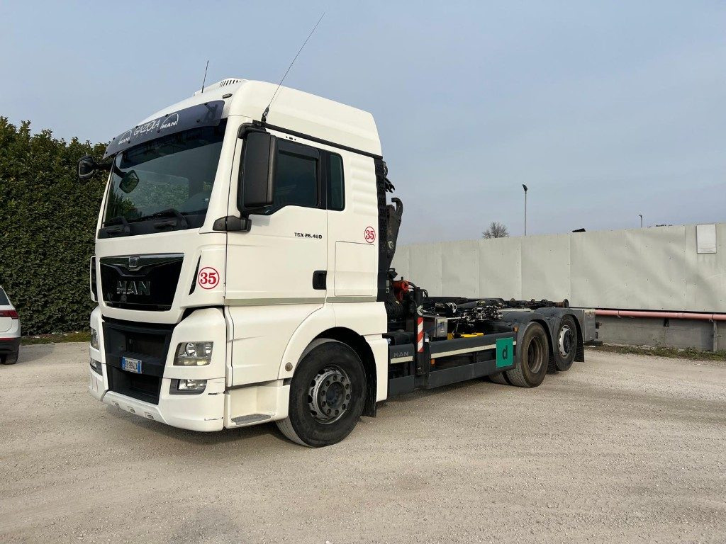MAN TGX 26.480 SCARRABILE CON GRU DIETRO CABINA - Pacēlājs ar āķi: foto 1 MAN TGX 26.480 SCARRABILE CON GRU DIETRO CABINA - Pacēlājs ar āķi: foto 1
