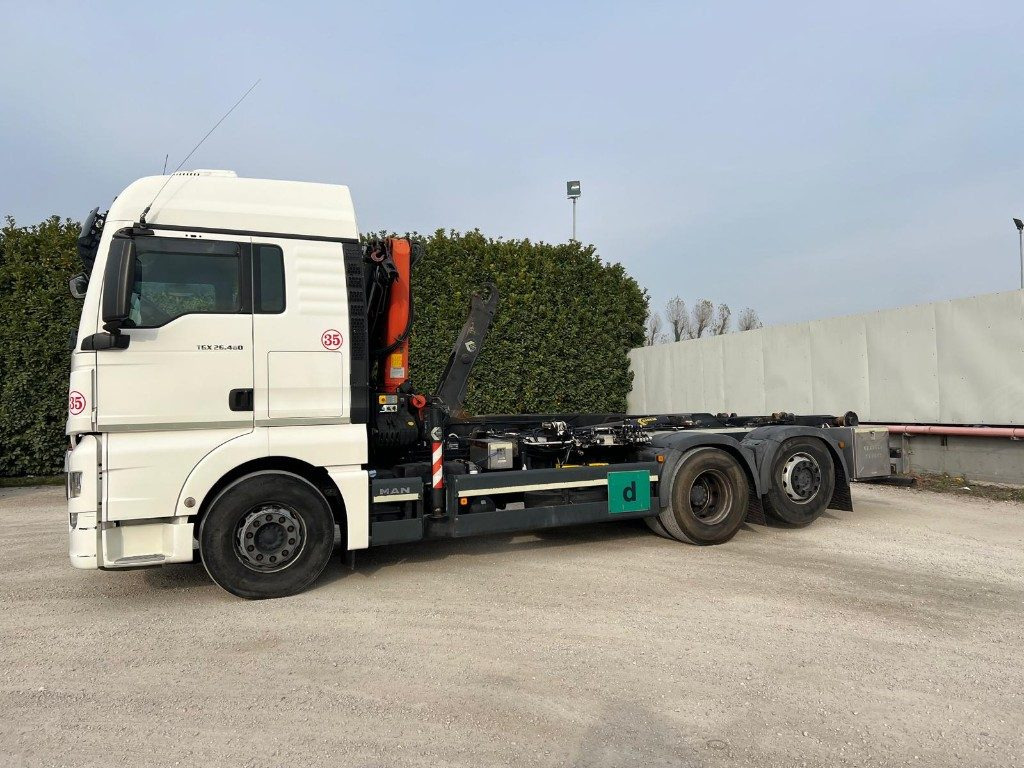 MAN TGX 26.480 SCARRABILE CON GRU DIETRO CABINA - Pacēlājs ar āķi: foto 2 MAN TGX 26.480 SCARRABILE CON GRU DIETRO CABINA - Pacēlājs ar āķi: foto 2