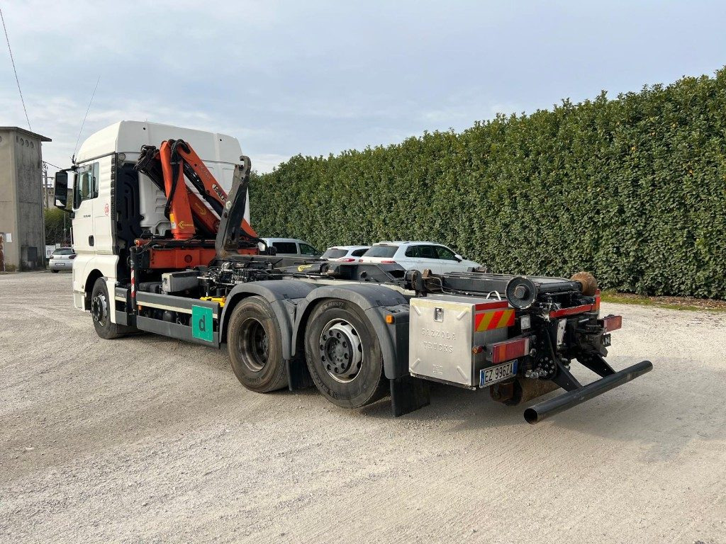 MAN TGX 26.480 SCARRABILE CON GRU DIETRO CABINA - Pacēlājs ar āķi: foto 5 MAN TGX 26.480 SCARRABILE CON GRU DIETRO CABINA - Pacēlājs ar āķi: foto 5