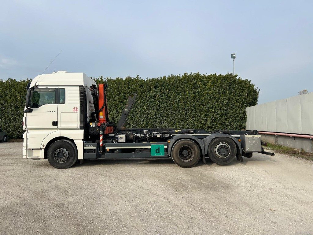 MAN TGX 26.480 SCARRABILE CON GRU DIETRO CABINA - Pacēlājs ar āķi: foto 3 MAN TGX 26.480 SCARRABILE CON GRU DIETRO CABINA - Pacēlājs ar āķi: foto 3