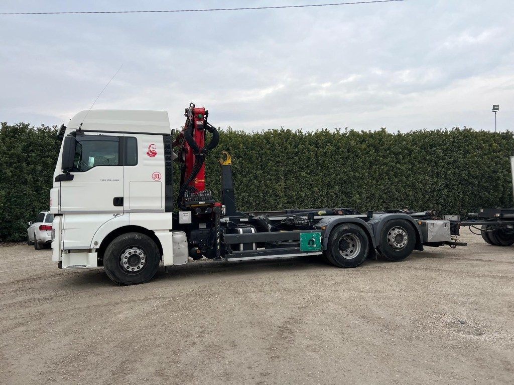 MAN TGX 26.480 SCARRABILE CON GRU - Pacēlājs ar āķi: foto 3 MAN TGX 26.480 SCARRABILE CON GRU - Pacēlājs ar āķi: foto 3