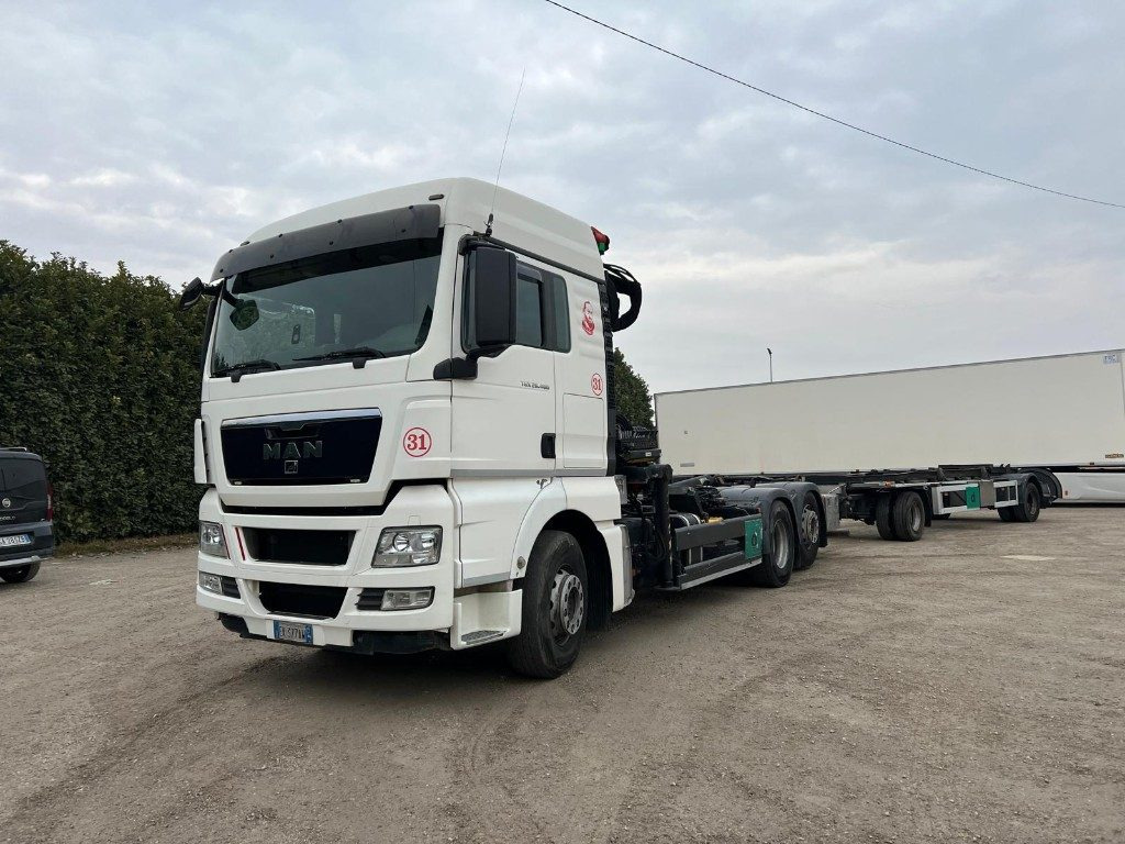MAN TGX 26.480 SCARRABILE CON GRU - Pacēlājs ar āķi: foto 1 MAN TGX 26.480 SCARRABILE CON GRU - Pacēlājs ar āķi: foto 1
