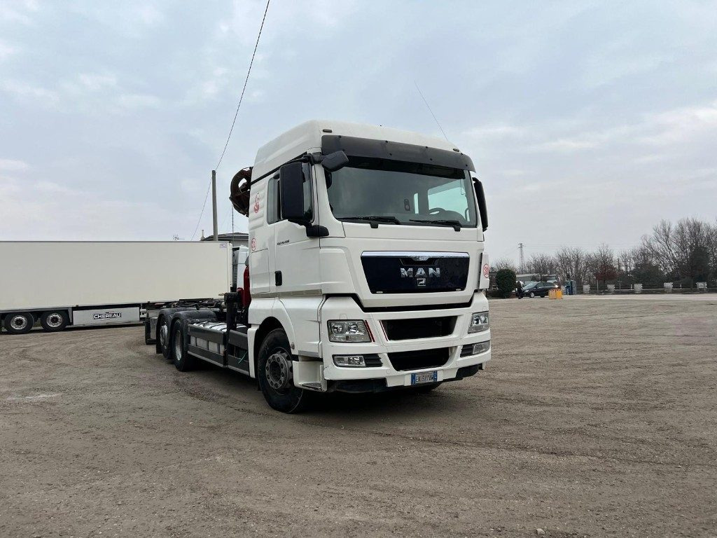 MAN TGX 26.480 SCARRABILE CON GRU - Pacēlājs ar āķi: foto 2 MAN TGX 26.480 SCARRABILE CON GRU - Pacēlājs ar āķi: foto 2
