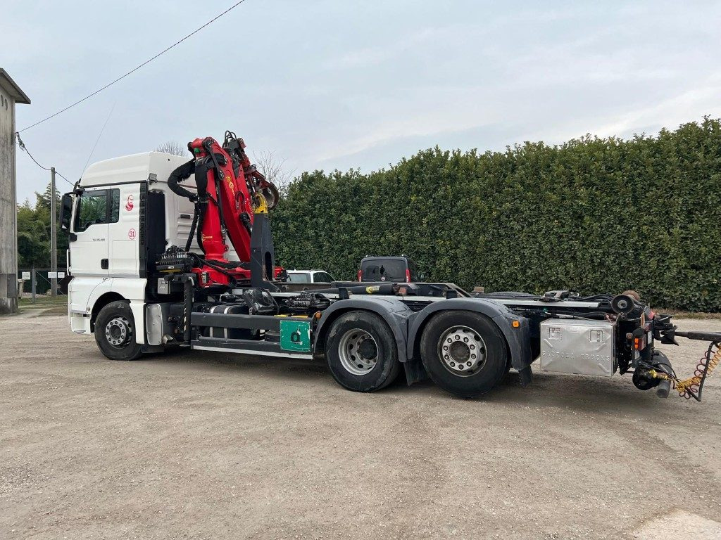 MAN TGX 26.480 SCARRABILE CON GRU - Pacēlājs ar āķi: foto 4 MAN TGX 26.480 SCARRABILE CON GRU - Pacēlājs ar āķi: foto 4