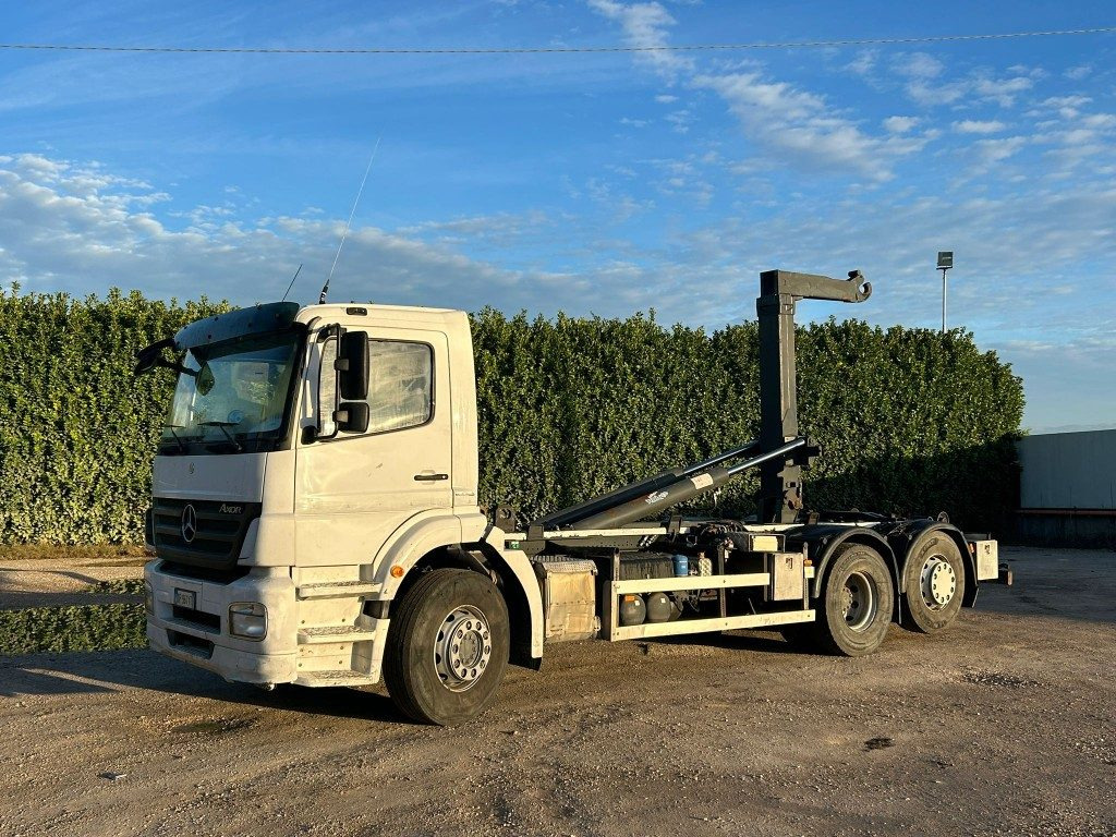 MERCEDES-BENZ MERCEDES 2533 SCARRABILE - Pacēlājs ar āķi: foto 1 MERCEDES-BENZ MERCEDES 2533 SCARRABILE - Pacēlājs ar āķi: foto 1