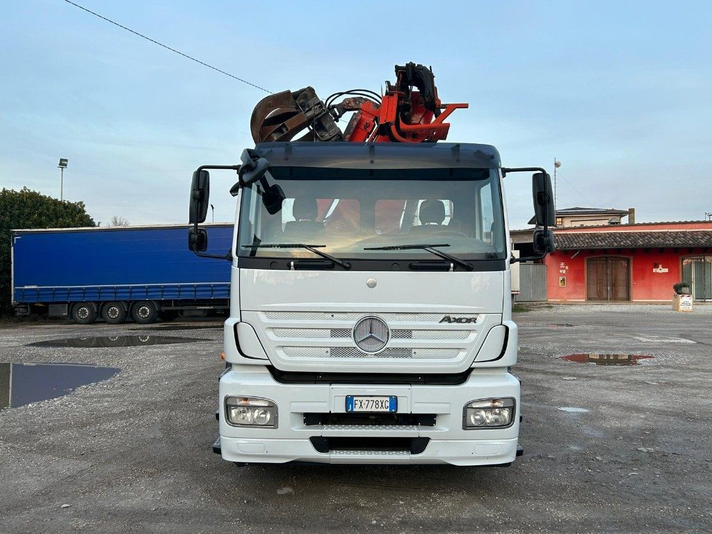 MERCEDES-BENZ MERCEDES AXOR 2533 SCARRABILE CON GRU E POLIPO - Pacēlājs ar āķi: foto 1 MERCEDES-BENZ MERCEDES AXOR 2533 SCARRABILE CON GRU E POLIPO - Pacēlājs ar āķi: foto 1