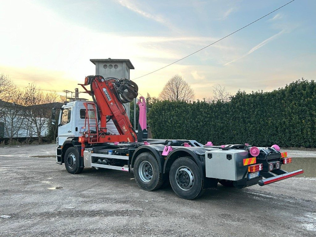 MERCEDES-BENZ MERCEDES AXOR 2533 SCARRABILE CON GRU E POLIPO - Pacēlājs ar āķi: foto 3 MERCEDES-BENZ MERCEDES AXOR 2533 SCARRABILE CON GRU E POLIPO - Pacēlājs ar āķi: foto 3