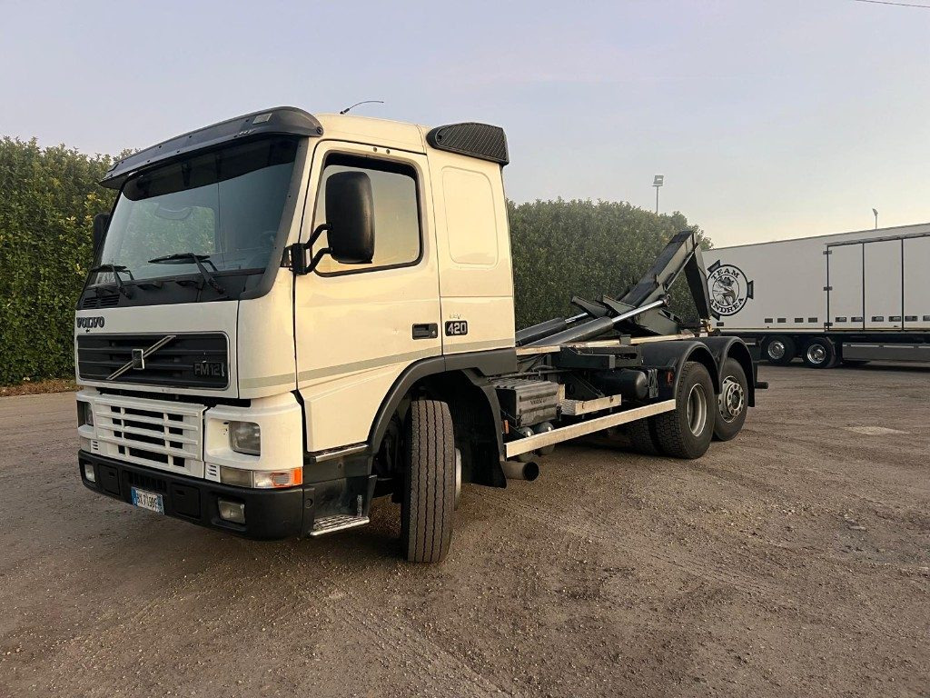 VOLVO FM12 420 SCARRABILE 6X2 - Pacēlājs ar āķi: foto 2 VOLVO FM12 420 SCARRABILE 6X2 - Pacēlājs ar āķi: foto 2