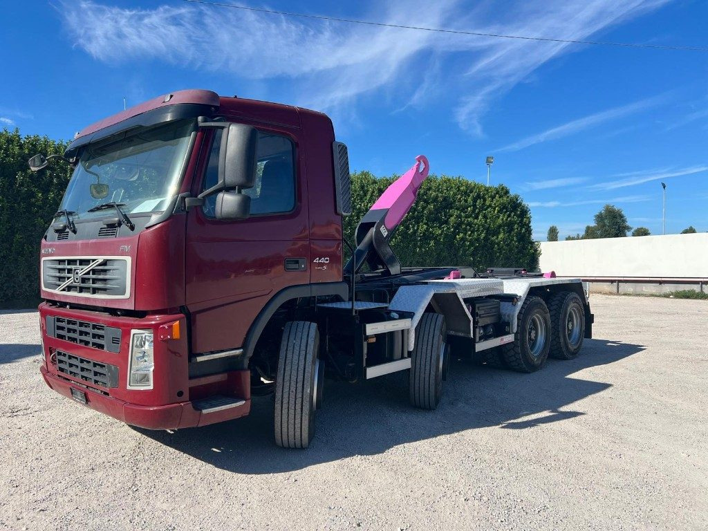 VOLVO FM440 SCARRABILE BALESTRATO - Pacēlājs ar āķi: foto 1 VOLVO FM440 SCARRABILE BALESTRATO - Pacēlājs ar āķi: foto 1