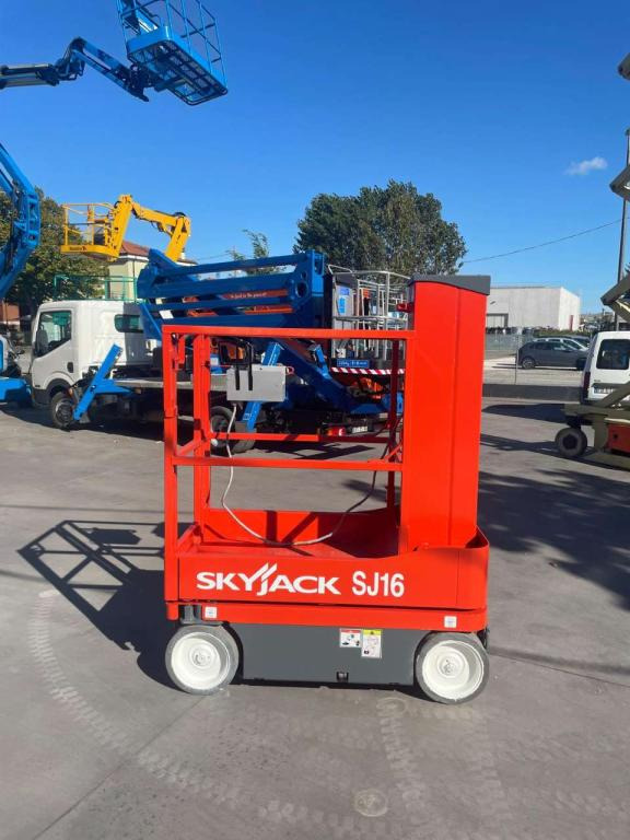 SkyJack SJ-16 - Torņa pacēlājs: foto 4 SkyJack SJ-16 - Torņa pacēlājs: foto 4