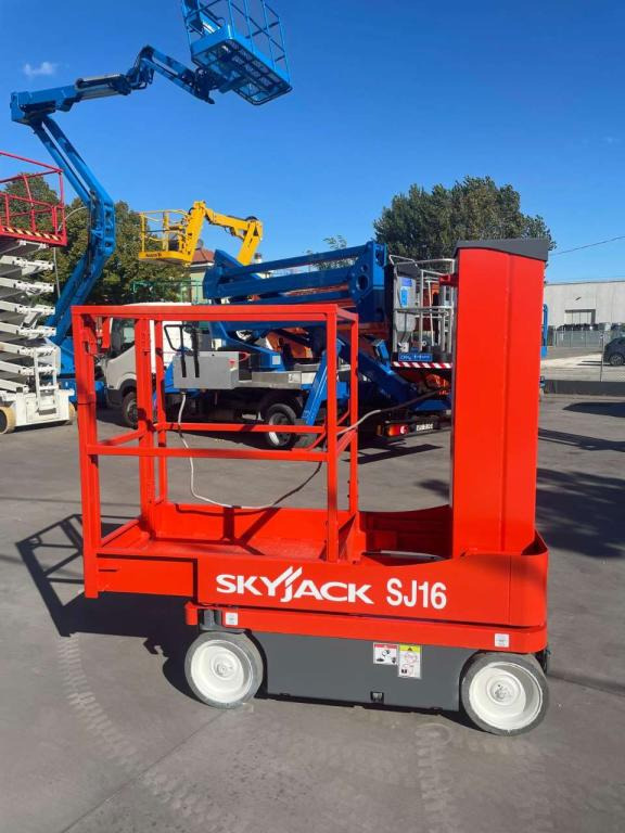 SkyJack SJ-16 - Torņa pacēlājs: foto 1 SkyJack SJ-16 - Torņa pacēlājs: foto 1