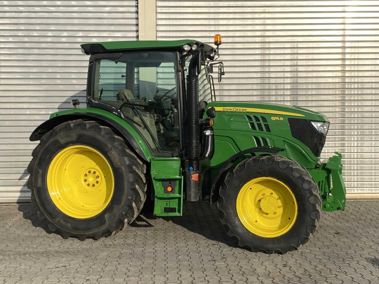 John Deere 6115R - Traktors: foto 1 John Deere 6115R - Traktors: foto 1
