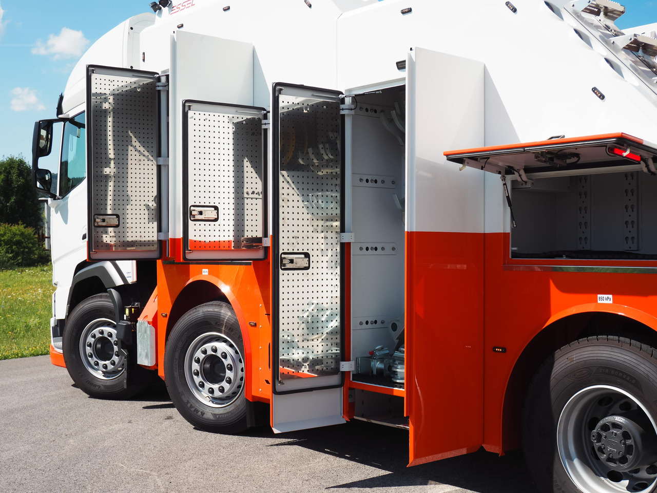 DAF530 FAD 8x4 T-REX 5- winches WHITE RHD - Auto evakuators: foto 3 DAF530 FAD 8x4 T-REX 5- winches WHITE RHD - Auto evakuators: foto 3