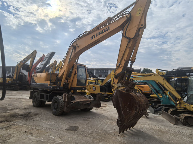 Hyundai R210W-9S - Riteņu ekskavators: foto 4 Hyundai R210W-9S - Riteņu ekskavators: foto 4