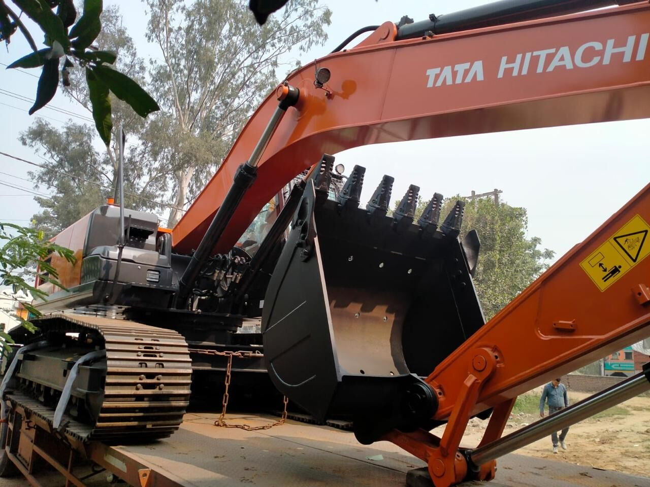 New Hitachi ZX220 LC tracked excavator - Kāpurķēžu ekskavators: foto 1 New Hitachi ZX220 LC tracked excavator - Kāpurķēžu ekskavators: foto 1