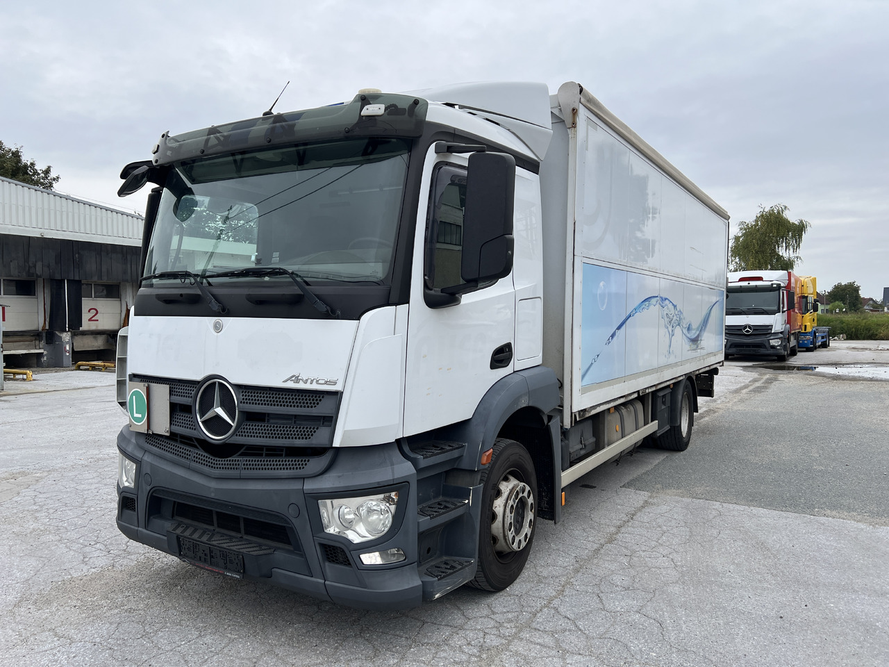 MERCEDES-BENZ ANTOS 18.30 L automatische Seitenladung | LBW | Klima | Tempomat - Kravas automašīna dzērienu pārvadāšanai: foto 1 MERCEDES-BENZ ANTOS 18.30 L automatische Seitenladung | LBW | Klima | Tempomat - Kravas automašīna dzērienu pārvadāšanai: foto 1