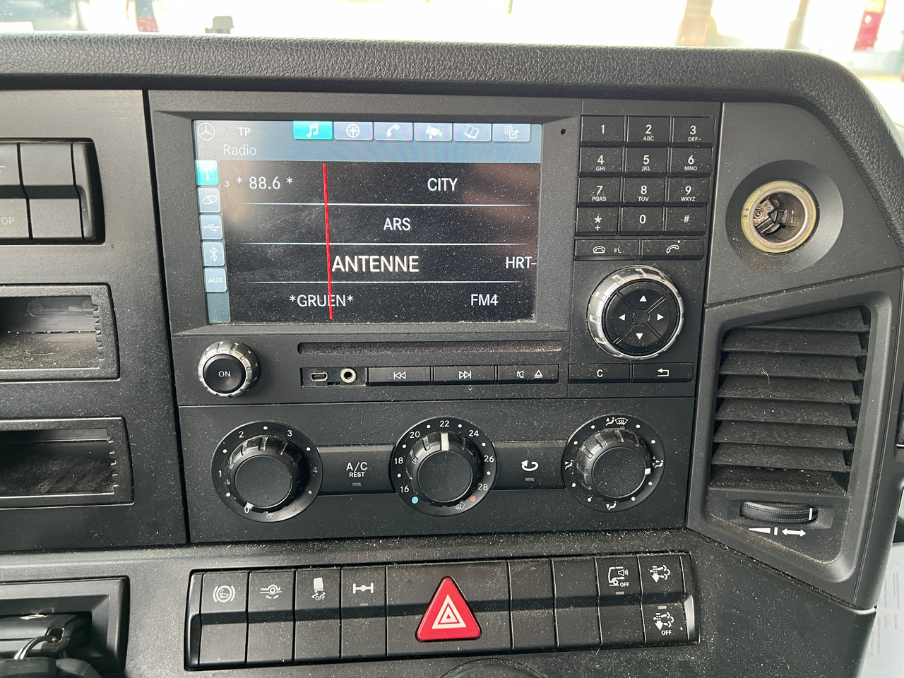 Kravas automašīna dzērienu pārvadāšanai pārvadāšana dzērienu MERCEDES-BENZ ANTOS 18.30 L automatische Seitenladung | LBW | Klima | Tempomat: foto 25