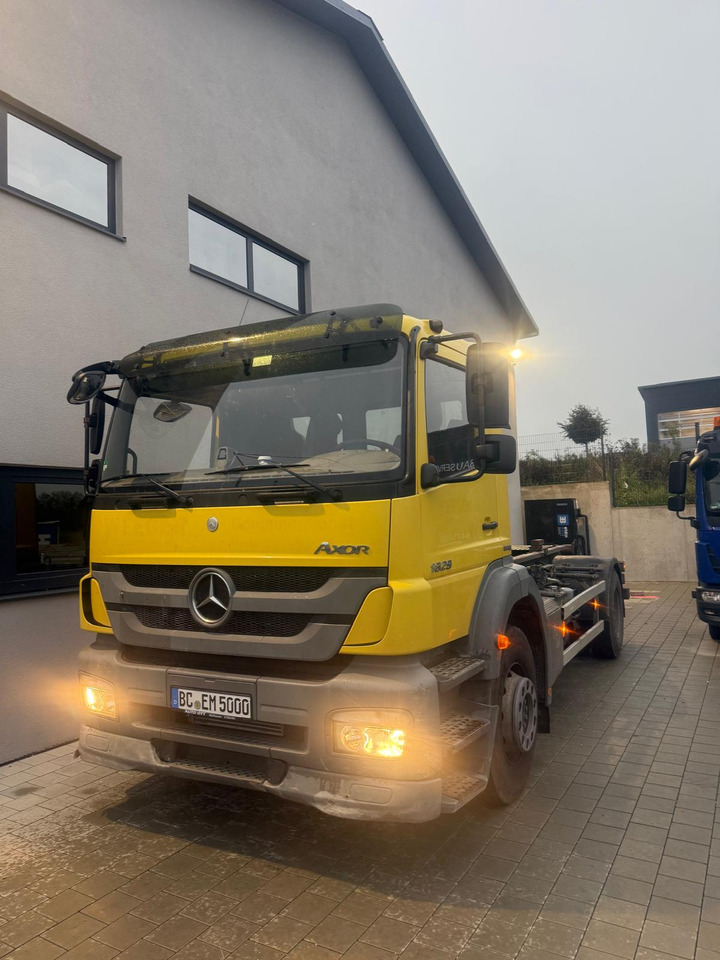 MERCEDES-BENZ AXOR 1829/ 18t Abroller TÜV/SP Neu - Pacēlājs ar āķi: foto 1 MERCEDES-BENZ AXOR 1829/ 18t Abroller TÜV/SP Neu - Pacēlājs ar āķi: foto 1
