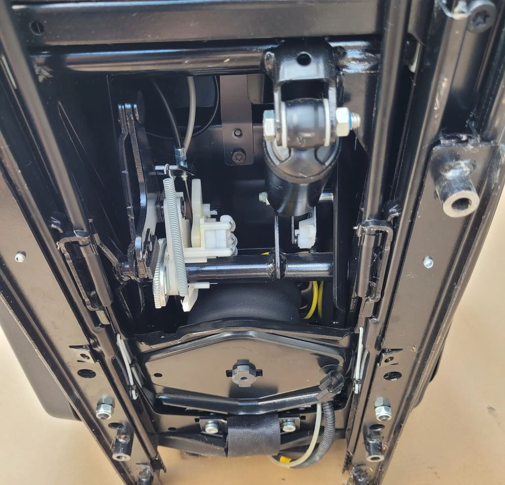 FOTEL PRAWY MAN TGX LIFT SKÓRA JAK NOWY CHWALIM116 - Sēdeklis - Kravas automašīna: foto 4 FOTEL PRAWY MAN TGX LIFT SKÓRA JAK NOWY CHWALIM116 - Sēdeklis - Kravas automašīna: foto 4