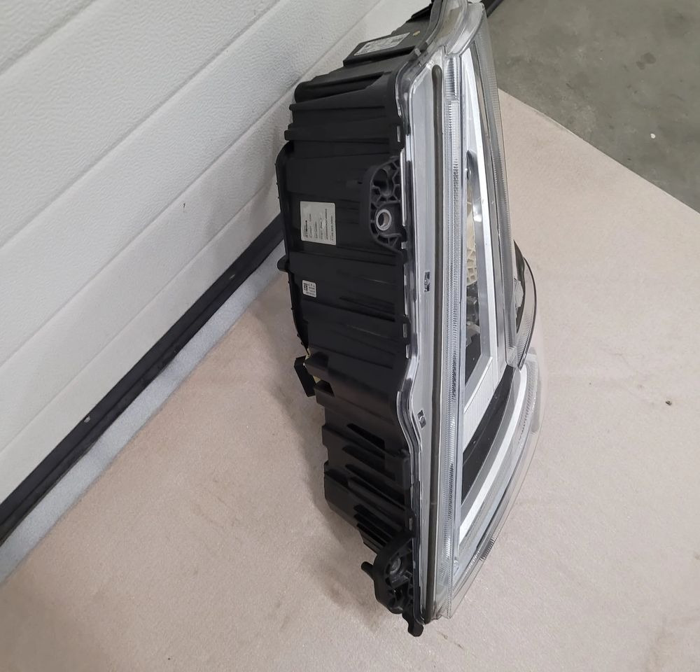 LAMPA LED VOLVO FH5 ORYGINAŁ LH. 23752680 - Gaismas/ Apgaismojums - Kravas automašīna: foto 3 LAMPA LED VOLVO FH5 ORYGINAŁ LH. 23752680 - Gaismas/ Apgaismojums - Kravas automašīna: foto 3
