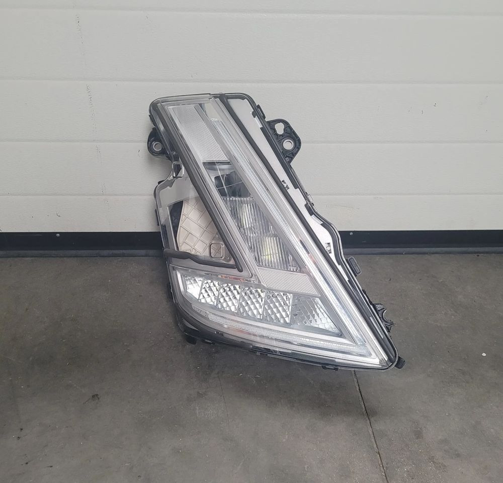 LAMPA LED VOLVO FH5 PRAWA OM 24056510 ORYGINAL CHWALIM116 - Gaismas/ Apgaismojums - Kravas automašīna: foto 1 LAMPA LED VOLVO FH5 PRAWA OM 24056510 ORYGINAL CHWALIM116 - Gaismas/ Apgaismojums - Kravas automašīna: foto 1