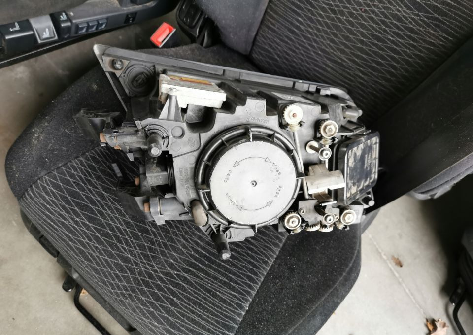 LAMPA XENON VOLVO FH 13 ORYGINAŁ PRAWA - Tuvās gaismas - Kravas automašīna: foto 2 LAMPA XENON VOLVO FH 13 ORYGINAŁ PRAWA - Tuvās gaismas - Kravas automašīna: foto 2