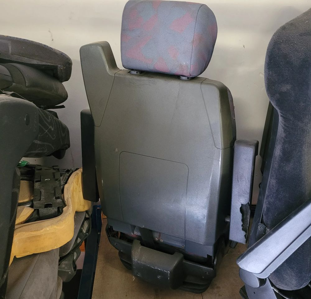 FOTEL KIEROWCY MERCEDES ATEGO CHWALIM116 - Rezerves daļa - Kravas automašīna: foto 4 FOTEL KIEROWCY MERCEDES ATEGO CHWALIM116 - Rezerves daļa - Kravas automašīna: foto 4
